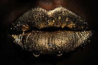 Enchanting golden glitter lips with water drops
