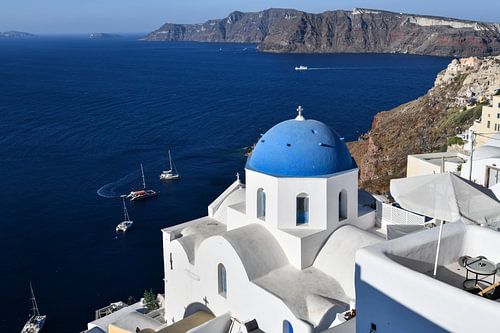 Blauwe koepel van Santorini met zeezicht
