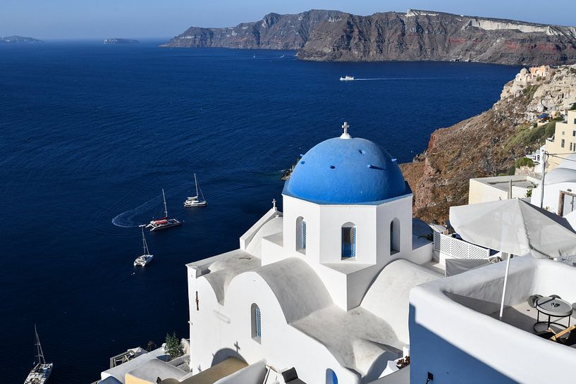Blaue Kuppel Santorinis mit Blick aufs Meer von Robert Styppa