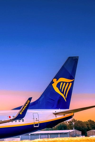 Bayern : Flughafen Memmingen - Ryanair-Heckflosse vor Sonnenuntergang von Photoart-Naegele