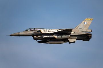 Take-off Griekse General Dynamics F-16D Fighting Falcon.