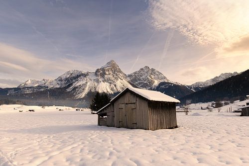 Sneeuwlandschap met berghut bij Lermoos – winterse rust in de Oostenrijkse Alpen van KB Design & Photography (Karen Brouwer)