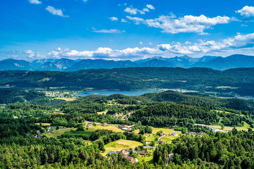 Vue de la tour d'observation Pyramidenkogel sur le lac Woerthersee par Andreas Völkel