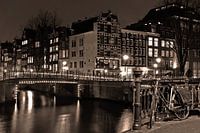 Amsterdam in der Nacht in Schwarz und Weiß