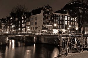 Amsterdam in der Nacht in Schwarz und Weiß von Marjo Snellenburg