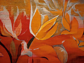 Warmes, abstraktes Blumenstillleben in Orange und Ockergelb auf Leinen von Studio Pieternel