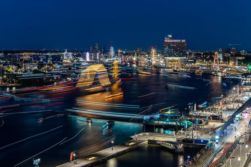Lichtkunst während der SAIL Amsterdam 2025 auf dem IJ nach Sonnenuntergang von Renzo Gerritsen