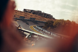 Golden Hour Speed – Formule 1 in de duinen van Zandvoort van Mohit Hambiria