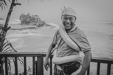 Balinese man met grote glimlach en python om zijn middel van Marcus PoD
