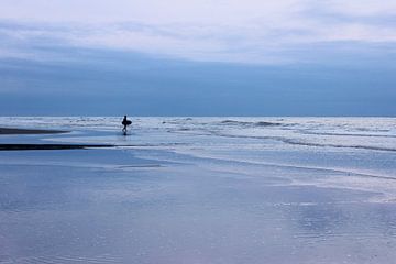 Minimalistische surfer op pastelkleurige, kalme zee van Imladris Images