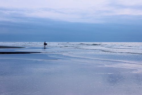 Minimalistischer Surfer auf pastellfarbenem, ruhigem Meer