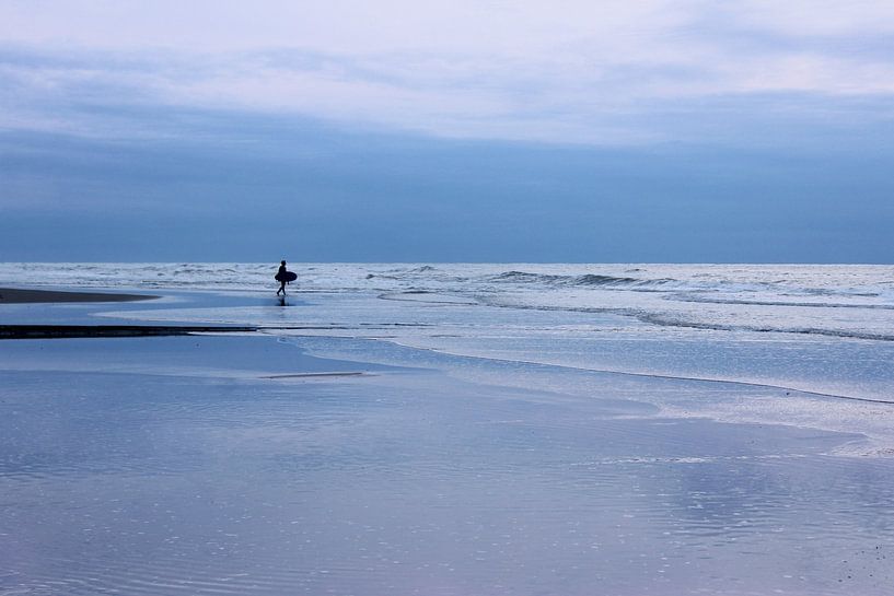 Minimalistischer Surfer auf pastellfarbenem, ruhigem Meer von Imladris Images