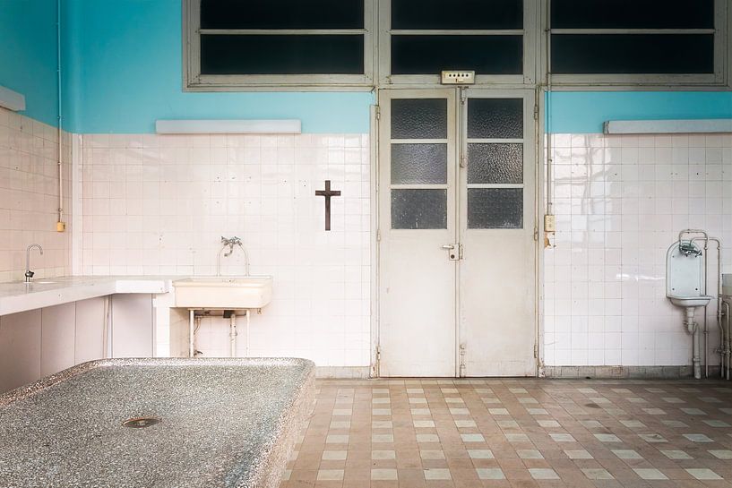 Verlassene Leichenhalle in Frankreich. von Roman Robroek – Fotos verlassener Gebäude