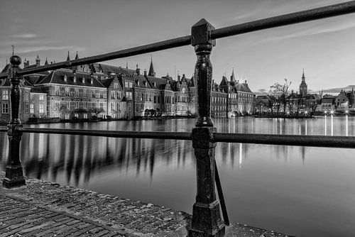 Regeringsgebouwen aan de Hofvijver, Den Haag in zwart-wit