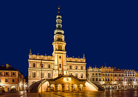 Rathaus von Zamość, Polen, am Abend von Adelheid Smitt