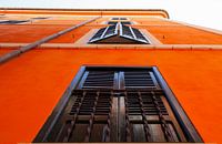 Maison colorée de style espagnol pendant la période chaude de l'été