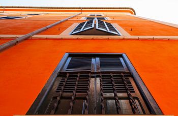 Kleurrijk huis in Spaanse stijl tijdens warme zomertijd