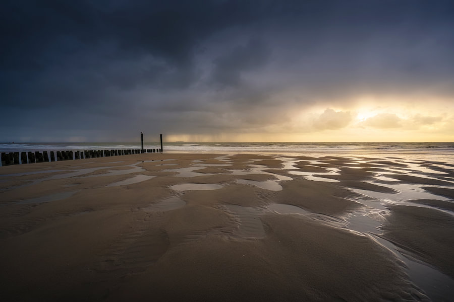 Structuren op het strand van Thom Brouwer op canvas, behang en meer