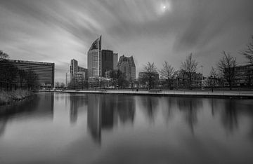 Skyline Den Haag in zwartwit van Ilya Korzelius