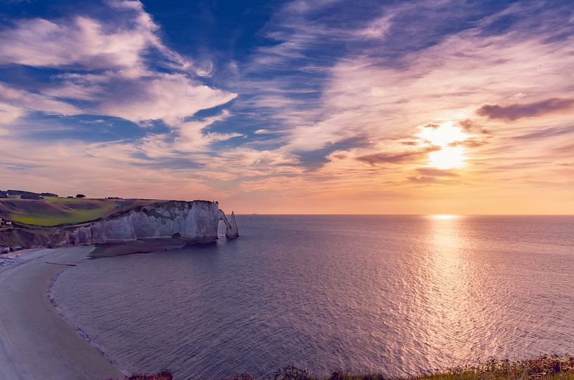 Zonsondergang in Etretat van Dennis Carette