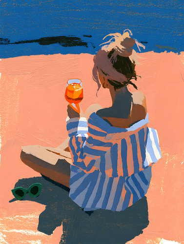 Vrouw met een glas Aperol op een zandstrand