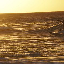 Der Surfer bei Sonnenuntergang von Mark Helmers