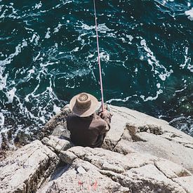 Ein Fischer auf den Felsen an der Ostküste von Nordkorea von Ingrid Koedood Fotografie