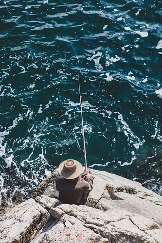 Ein Fischer auf den Felsen an der Ostküste von Nordkorea