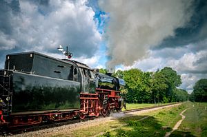 Eine Dampflokomotive fährt durch die Landschaft