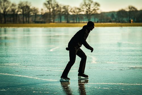 Schaatsplezier op bevroren weiland