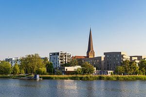 Blick über die Warnow auf die Hansestadt Rostock