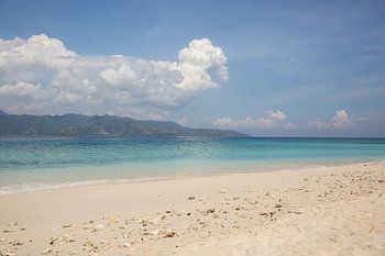 Strand und Meer mit Wolken und einer Insel