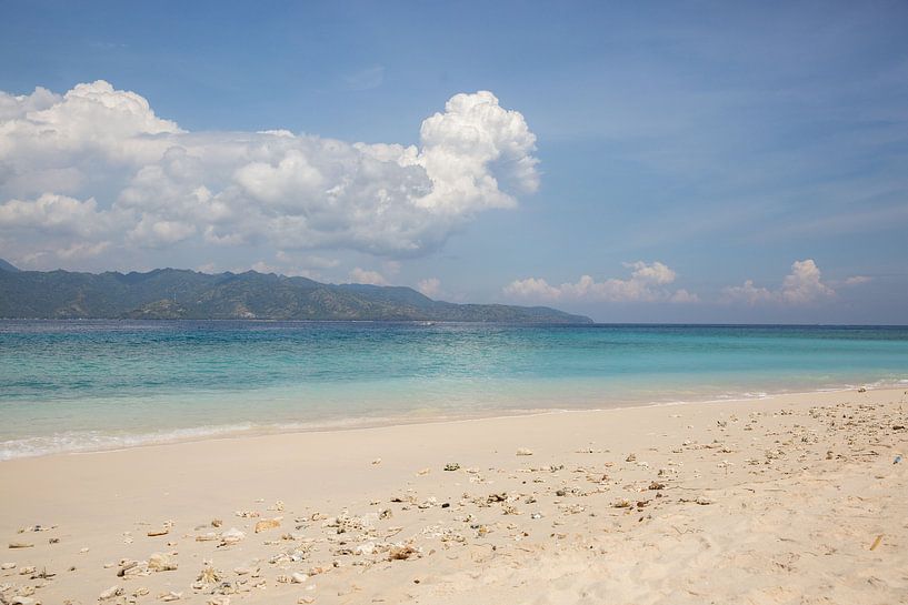 Strand und Meer mit Wolken und einer Insel von Esther esbes - kleurrijke reisfotografie