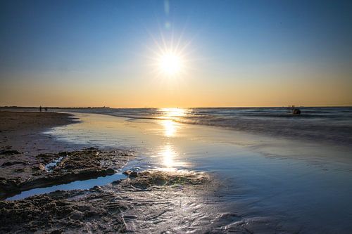Strand bij zonsopgang