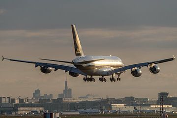 Airbus A380 met skyline van Frankfurt in de achtergrond. van Jaap van den Berg