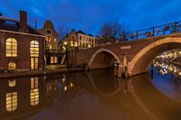 Utrecht in de avond: Vollersbrug over de Oudegracht en voormalige bierbrouwerij De Boog