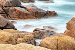 Felsformation im Meer bei Ploumanach in der Bretagne, Frankreich