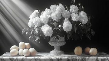 zwart wit stilleven van bloemen en fruit in een extreem dramatisch licht van Gelissen Artworks