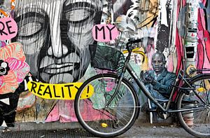 Vélo contre un mur avec des graffitis Berlin.