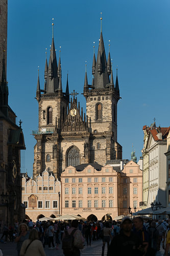 De torens van de Teynkerk op het Oude Stadsplein in Praag van Heiko Kueverling