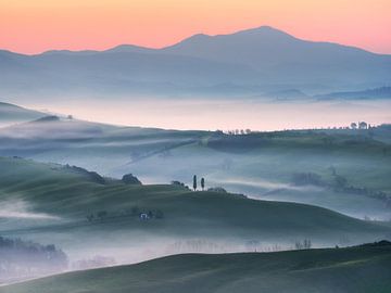 Vernebelter Sonnenaufgang in der Toskana. von Daniel Gastager