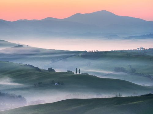 Mistige zonsopgang in Toscane.