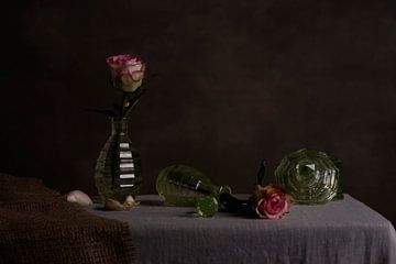 Stilleven van rozen in antiek glaswerk van Beeldpracht by Maaike