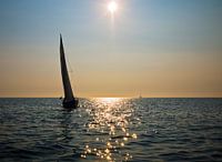 Zeilboot bij zonsondergang op het Wad tussen Schier en Lauwersoog