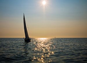 Zeilboot bij zonsondergang op het Wad tussen Schier en Lauwersoog van Steven Boelaars