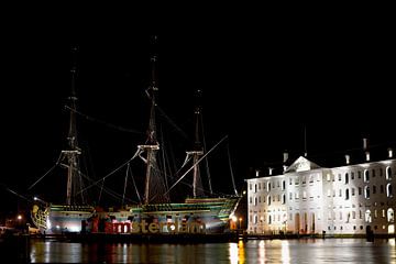VOC ship "Amsterdam" and Maritime Museum by night by Wim Stolwerk