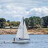 Zeilbootje langs de kust van Stephan Neven