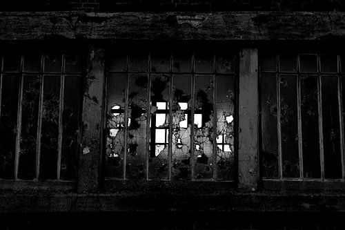 Fenêtre brisée d'une ancienne usine