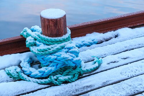 Verschneites Seil auf Holzgerüst in Norwegen von Nadia Feys