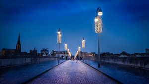 Blauwuur foto van de Sint Servaatbrug in Maastricht van Bart Ros